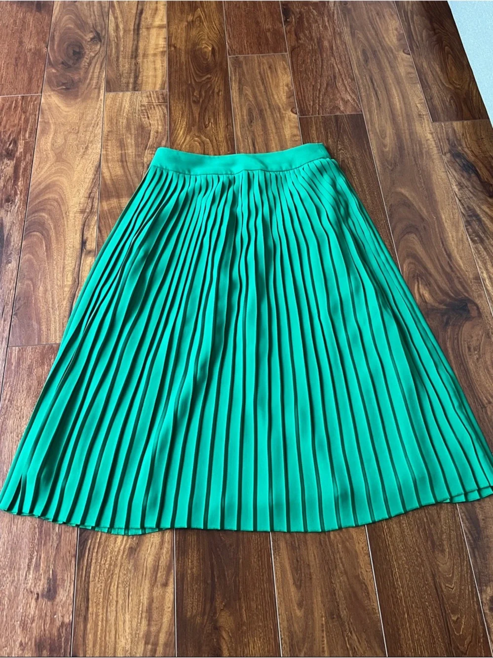 Classic Pleated Midi Skirt in Green